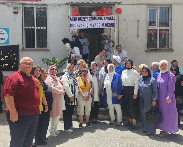 AK Parti Afyonkarahisar İl Başkanlığı, Ağır Düzeyde Zihinsel Engelliler Yardım Derneği'nin Kurs ve Sergisine Katıldı