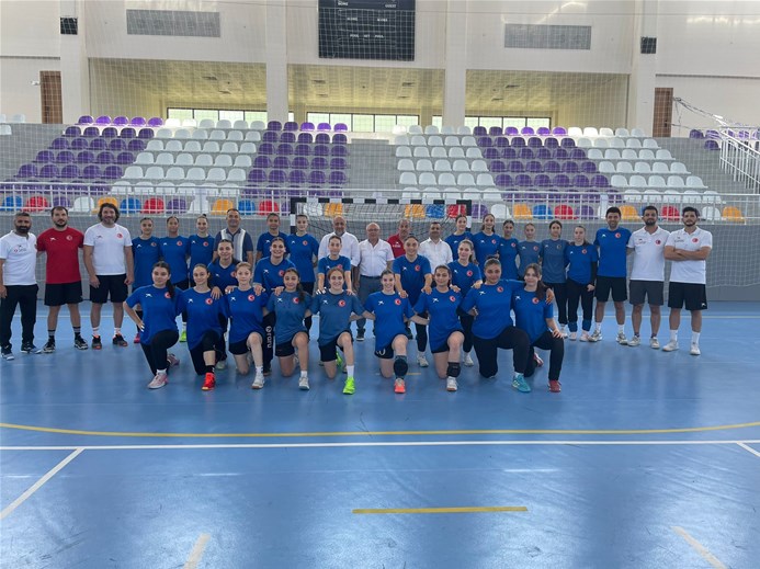 Afyonkarahisar Gençlik ve Spor İl Müdürü İsmail Hakkı Kasapoğlu U-16 Hentbol Milli Takımı'nı Ziyaret Etti