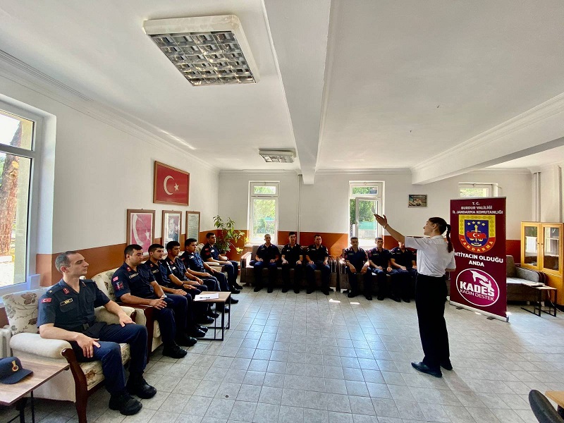 Burdur İl Jandarma Komutanlığı, Aile ve Sosyal Hizmetler İl Müdürlüğüyle İşbirliği Yaparak Kadına Yönelik Şiddetle Mücadele Eğitimi Verdi