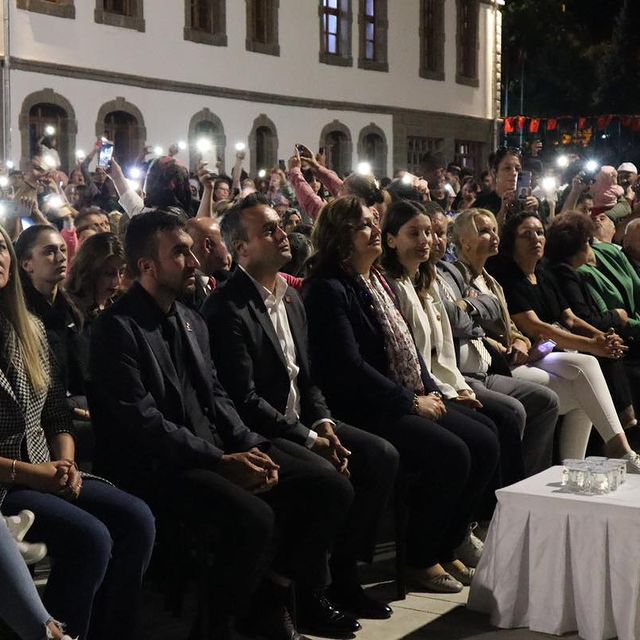 Afyonkarahisar Belediyesi'nden Eğlenceli Etkinlik: Süheyl ve Behzat Uygur Sahne Aldı!