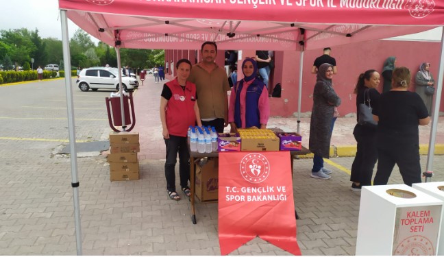 Sınavdan çıkan öğrencilerin kalemleri köy okullarına dağıtılacak 