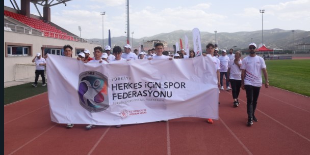 Hareketlilik Yılı Spor Şenliği Kocatepe Spor Kompleksi'nde coşkuyla kutlandı