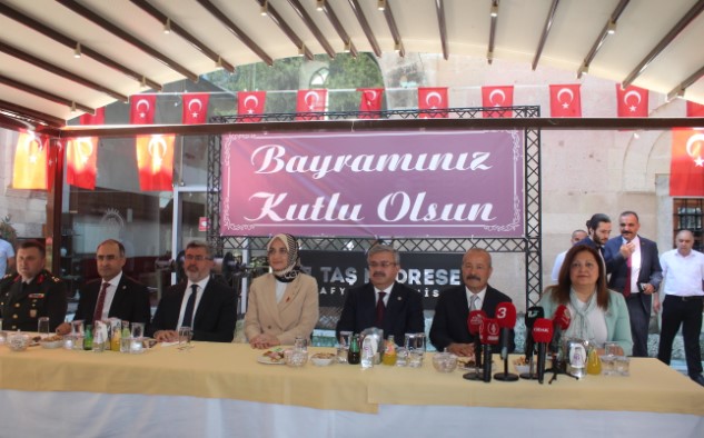 AK PARTİ AFYONKARAHİSAR TEŞKİLATINDA COŞKULU BAYRAMLAŞMA