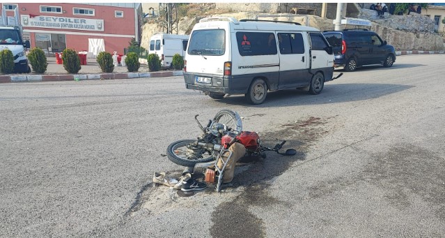 Afyonkarahisar'da Gençlerin Dikkatsizliği Trafik Kazasına neden oldu.