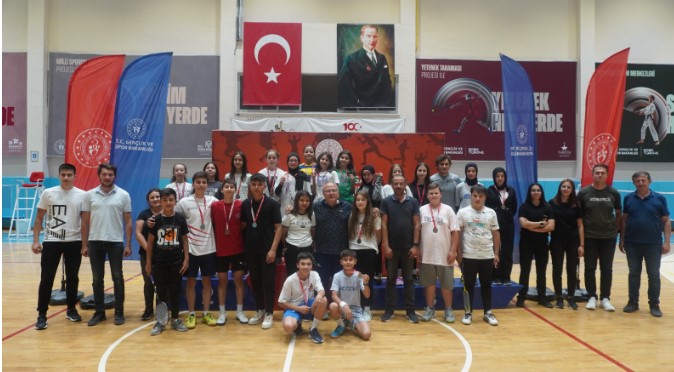 15 Temmuz Şehitlerini Anma Badminton Turnuvası sona erdi