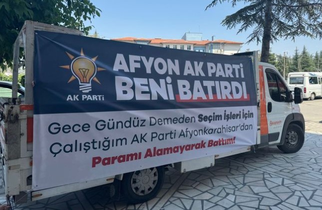  Afyonda bir Vatandaş AK Parti beni batırdı diye Pankart astı !