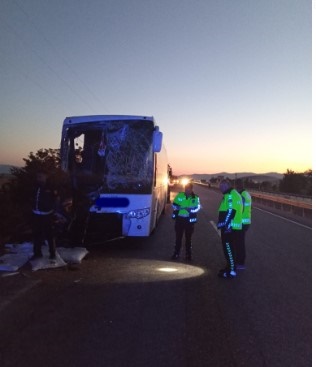 SANDIKLIDA KORKUNÇ TRAFİK KAZASI 38 YARALI 1YOLCU HAYATINI KAYBETTİ.