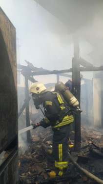 Afyonkarahisar’da Apartmanda Maddi Hasarlı Çatı Katında Yangın Meydana Geldi.