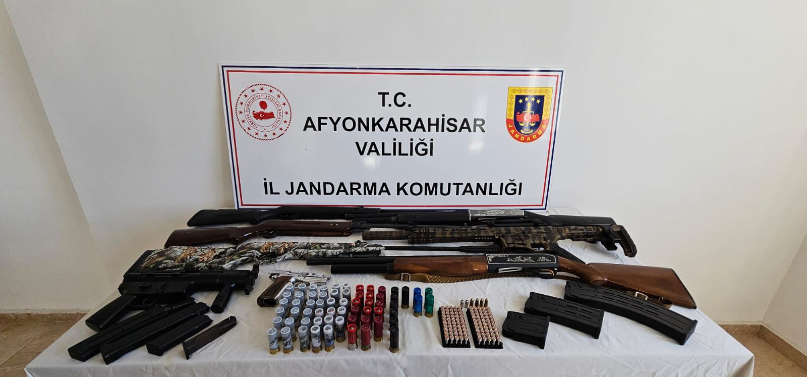 Jandarma  Birşasın evinde yaptığı aramada çok sayıda ruhsatsız silah ve fişek ele gecirdi.