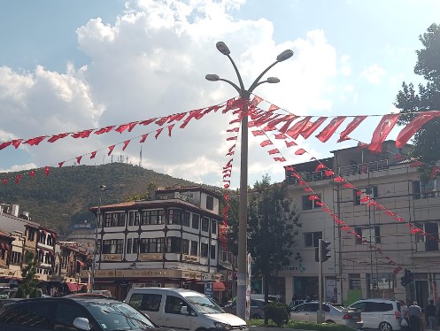 ZAFER HAFTASI NEDENİYLE BELEDİYE, ŞEHİRMERKEZİNİ TÜRK BAYRAKLARI İLE DONATIYOR.