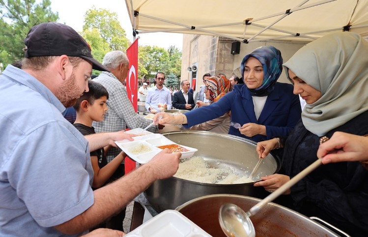 İmaret Camii’nde Yemek ikramı Yıllar Sonra Yeniden Başladı