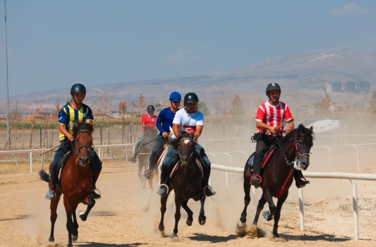 AFYON’DA RAHVAN BİNİCİLİK ZAFER KUPASI HEYECANI YAŞANDI