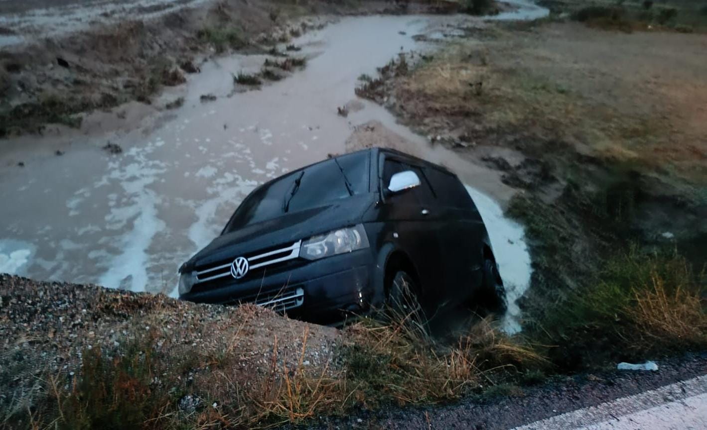 Afyonkarahisar'da dereye uçan minibüste 4 kişi yaralandı.