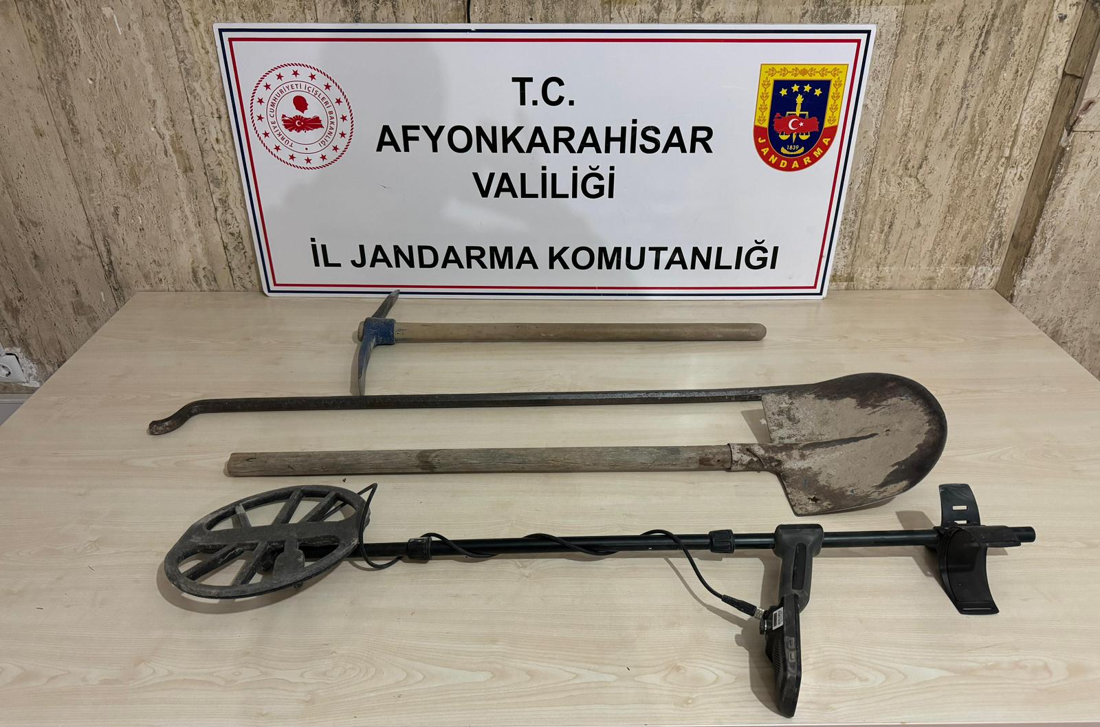 Defineciler Kaçarken Jandarma tarafından yakalandı.