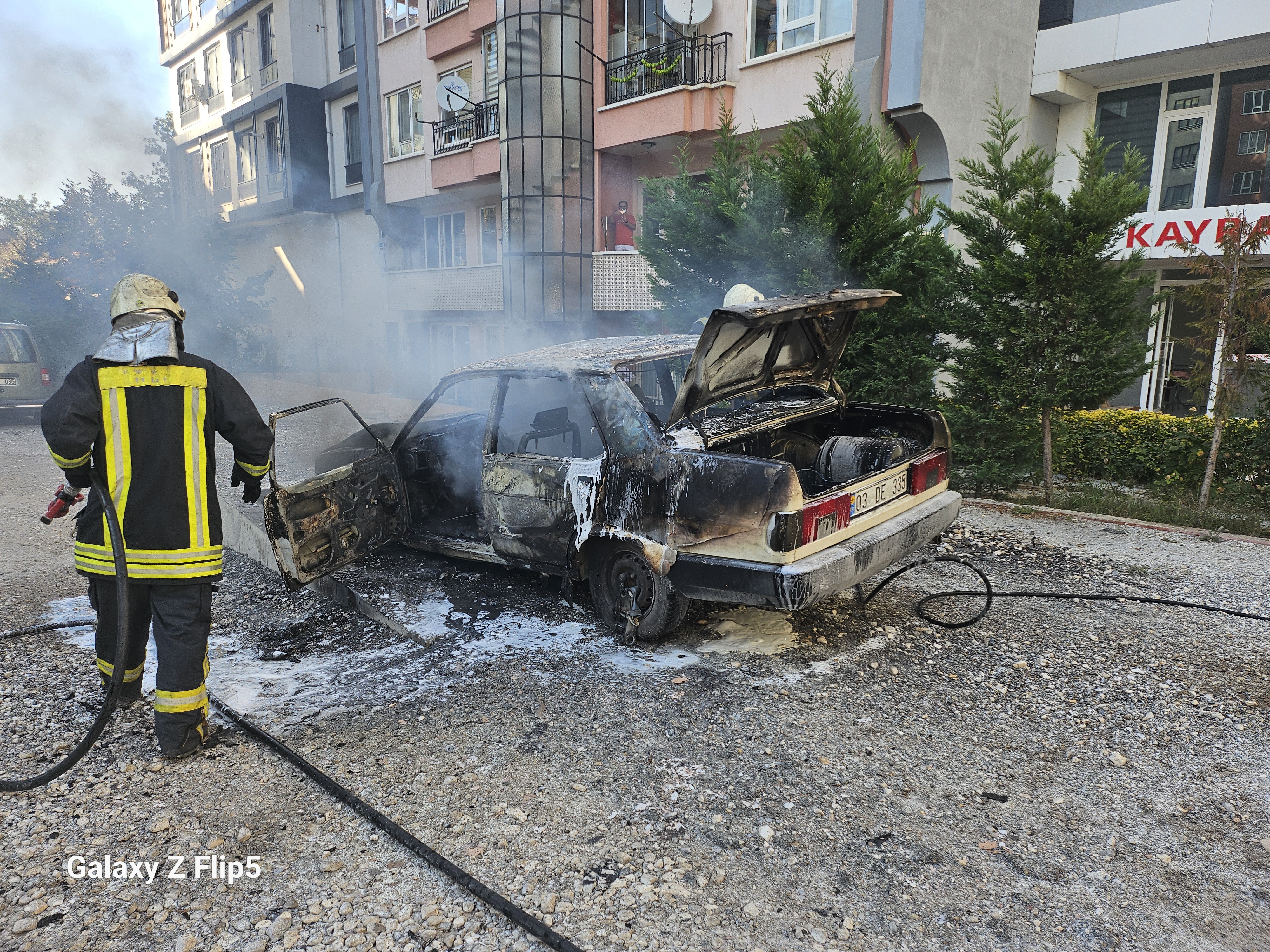 Afyonkarahisar'da bir araç cayır cayır yandı