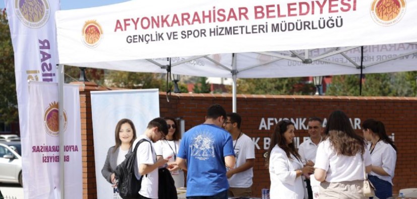 AFYONKARAHİSAR BELEDİYESİNDEN ÖĞRENCİLERE HOŞ GELDİNİZ İKRAMI