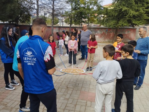 Sandıklı Gençlik Merkezi Müdürlüğü olarak, Merkezim Her Yerde projesi kapsamında İlkokul ve Ortaokullarda çocuk şenlikleri düzenleniyor.