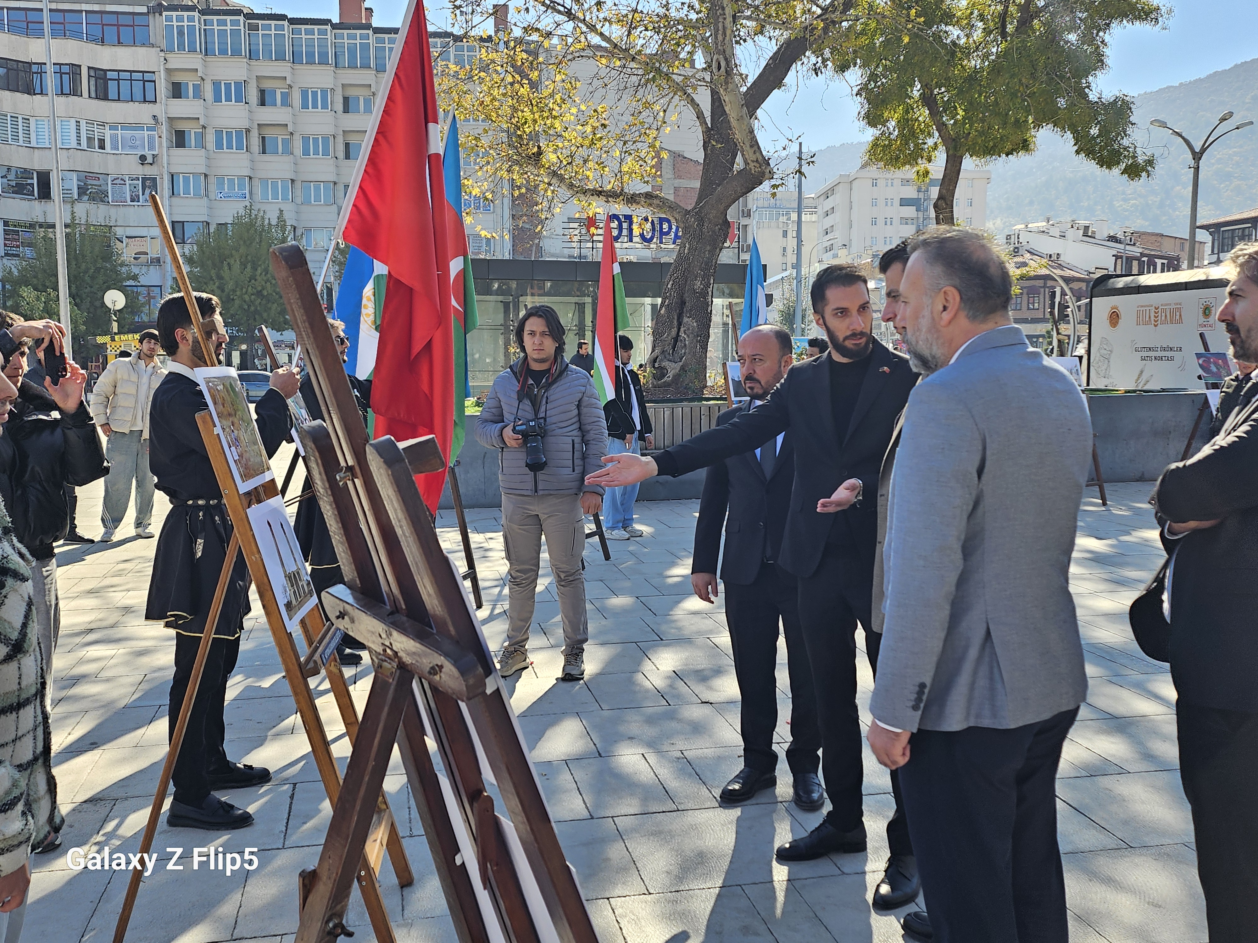 Karabag zaferiinin 4. yılı dolayısıyla, Zafer Meydanı'nda Fotograf sergisi açıldı.