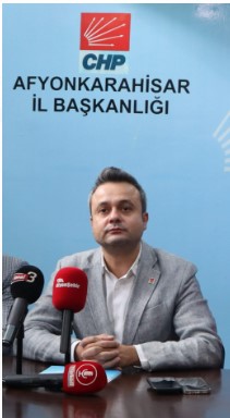 Siyasi parti yöneticisinin ne demek olduğunu bilmeyenlere basın açıklaması yaptırılıyor.