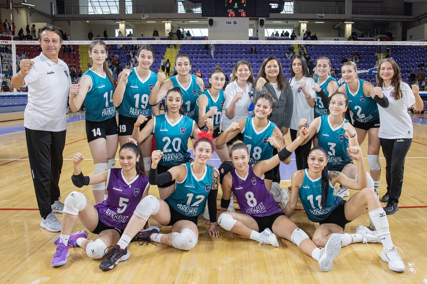 Afyon Belediye Yüntaş Kadın Voleybol Takımı, Eskişehir deplasmanından 3-2 galibiyetle döndü.