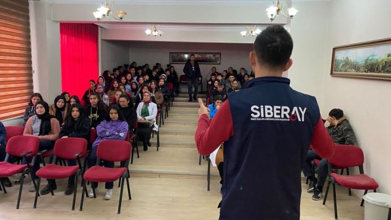 300 öğrenciye Güvenli ve Bilinçli İnternet Kullanımı, Siber Zorbalık ile Teknoloji Bağımlılığı semineri verildi