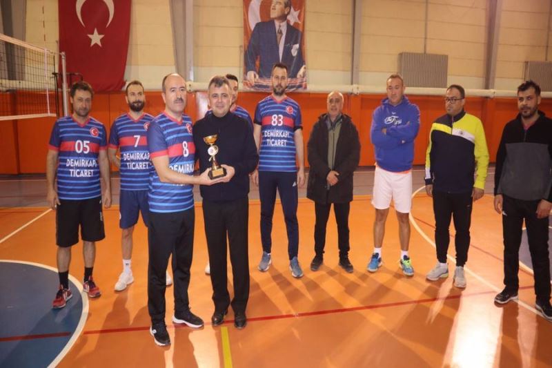 Başkan Koyuncu Voleybol Turnuvası Final maçını izledi