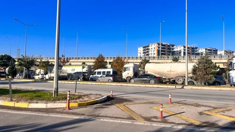 Şuhut Kavşağı'ndaki Sorun Sürücüleri Çileden Çıkarıyor