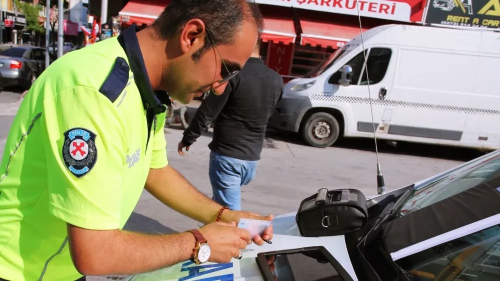 Afyon'da Trafik Polisleri, Sürücülere Göz Açtırmıyor