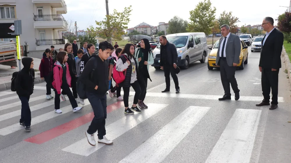 Muhtarın Kararlılığı Hayat Kurtarıyor: Afyonkarahisar'da Yaya Geçidi İçin Örnek Çalışma