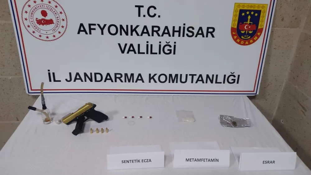 Afyon'da plakasız araç kullanan şahsın üzerinden çıkanlara el konuldu