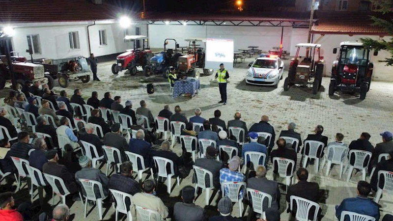 Afyonkarahisar Jandarma Trafik Timleri Tarım Aleti Kullanan Sürücülere Önemli Bilgilendirme Yaptı