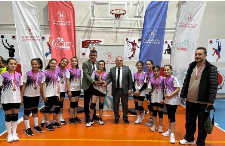 Afyonkarahisar'da Küçük Kızlar Voleybol Müsabakaları Sona Erdi