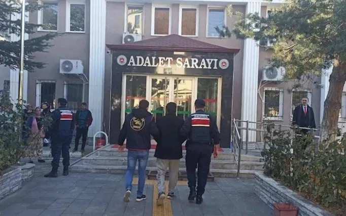 Afyonkarahisar Jandarması, araması bulunan Şahsı 0PERASYON Sonucu Yakaladı