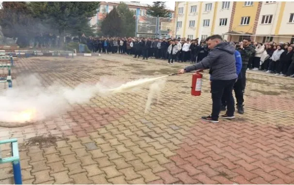 (AFAD), 4 okulda afet farkındalık eğitimi ve tatbikat gerçekleştirdi.