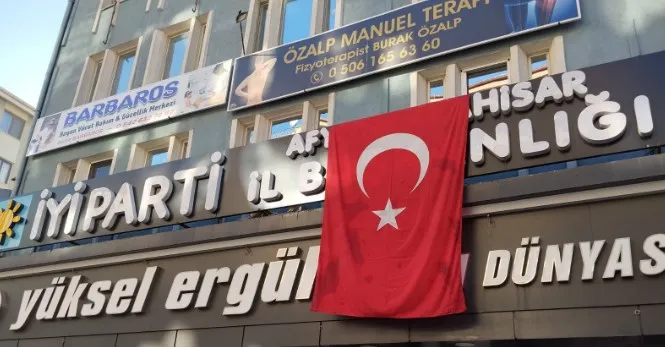 İYİ PARTİ'DEN TÜRK BAYRAKLARIYLA BİRLİK MESAJI