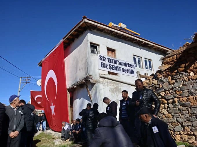 Afyonkarahisar'da Şehit Teğmenin İsmi Verilen Sokakta Asılan Pankart Siyasetin Gündemine Oturdu