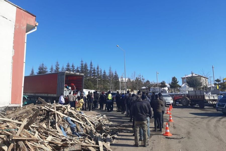 Yardım Malzemeleri Gezici Sosyal Market Tırlarıyla Depremzedelere Ulaştırılıyor