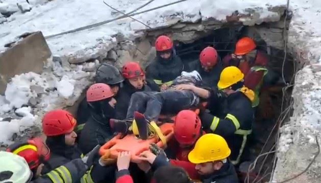 Samsun itfaiyesi, Kahramanmaraş Elbistan'da enkazdan 38 yaşındaki bir kadını sağ çıkarmayı başardı.