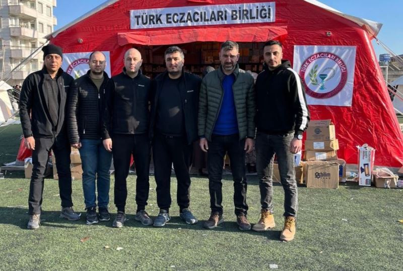 Afyonlu Eczacılar depremde halka ilaç oluyor