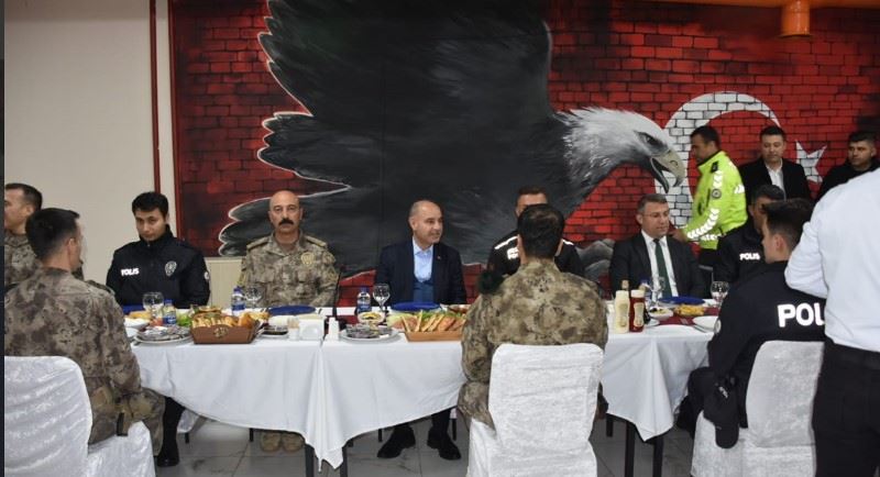 Genel Müdür Mehmet Aktaş, Hakkari Yüksekova’da düzenlenen sahur programında özel harekat polislerimiz ile bir araya geldi.