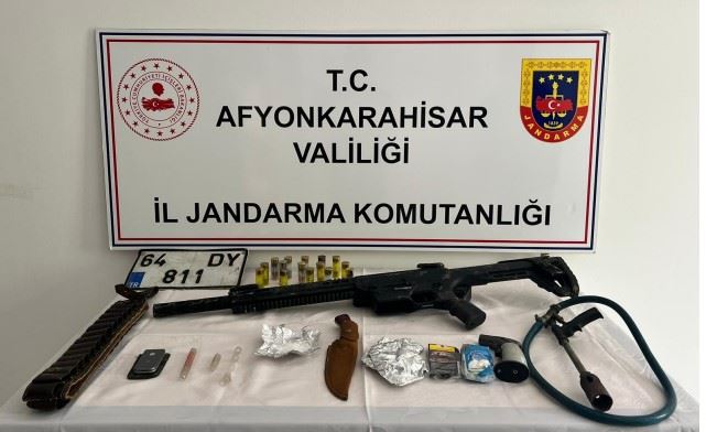 Yol kenarında takla atmış vaziyette bir araç ve olay yerinde Uyuşturucu Yakalandı