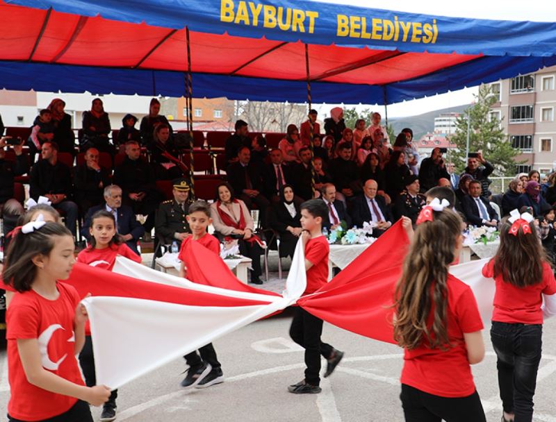 BAYBURT’TA 23 NİSAN COŞKUYLA KUTLANDI