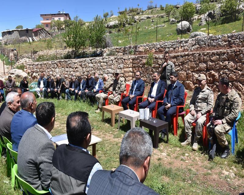 VALİ HACIBEKTAŞOĞLU, ERUH VE PERVARİ’YE BAĞLI KÖY VE MEZRALARI ZİYARET ETTİ