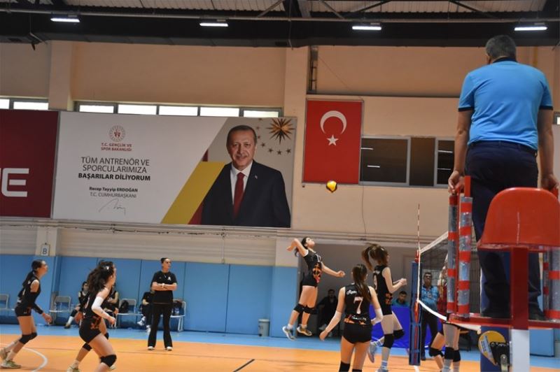 Afyonkarahisar'da Okul Sporları Yıldız Kız-Erkek voleybol yarı final müsabakaları tamamlandı.