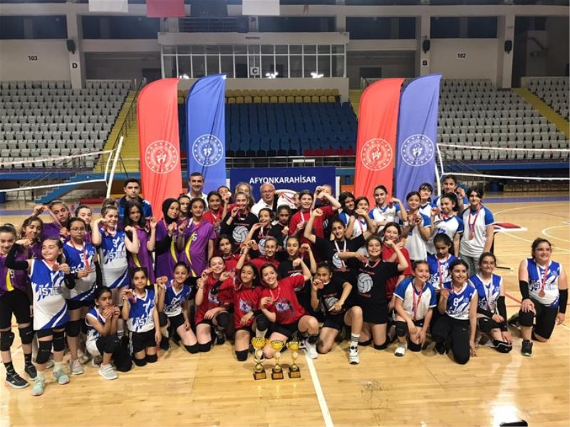 Afyonkarahisar'da Mini Kızlar Voleybol Sezonu Şampiyonu Belli Oldu