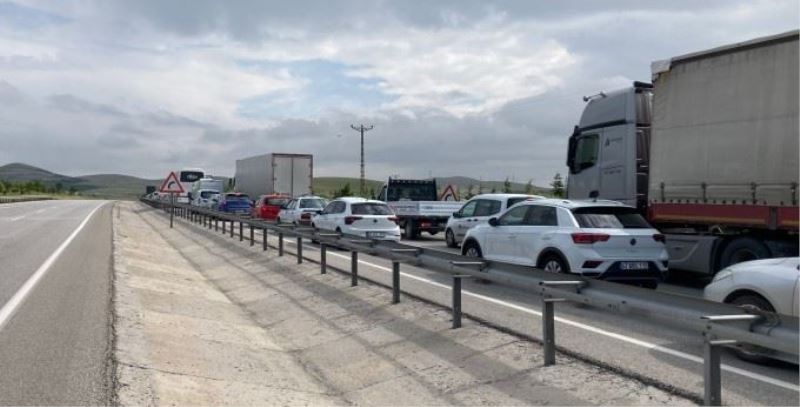 Kurban Bayramı tatili nedeniyle Afyonkarahisar'da trafik yoğunluğu