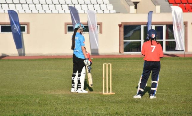 Türkiye'nin dört bir yanından gelen  kriket sporcuları, başarılı performanslarını sergilemek için ter döküyor.