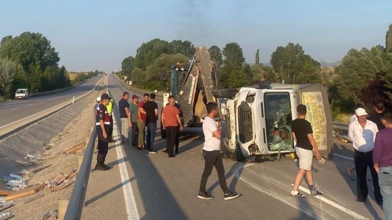 Düzağaç'ta kamyonet devrildi