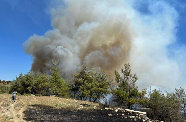 HATAY'DA 7 EV, 4 ARAÇ HASAR GÖRDÜ