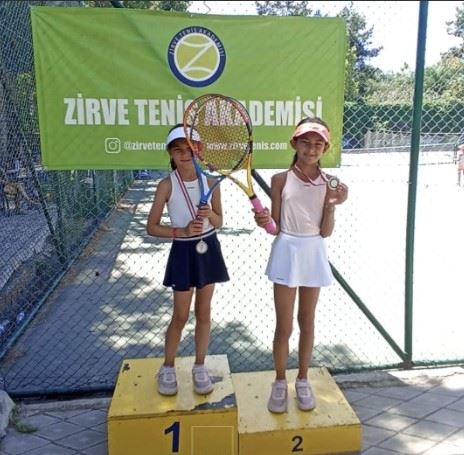 Antalya’daki tenis turnuvasında Kaya kardeşler ikinci oldu